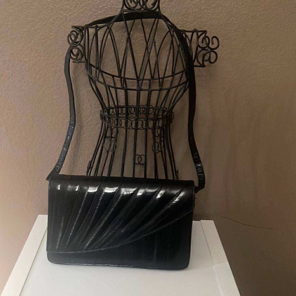 Vintage black purse with removable straps